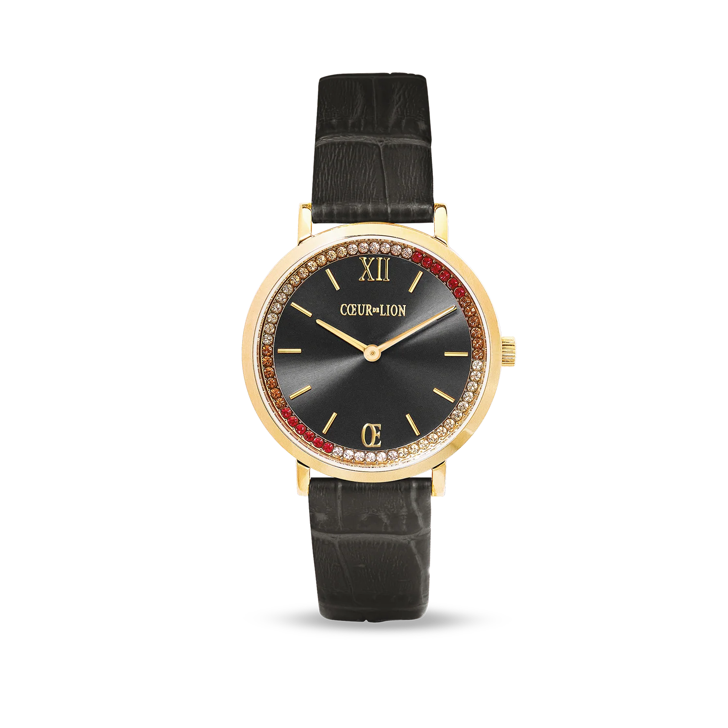 Tijdloze elegantie ontmoet hedendaagse verfijning: het ronde 'Sparkling Sunray'-horloge met een donkergrijze leren band met krokodillenmotief combineert een grafietkleurige wijzerplaat met zonnestraal-effect en een goudkleurige kast. Sprankelende Swarovski&reg;-kristallen in een verfijnd kleurverloop van warm champagne, levendig rood en helder kristal zorgen voor stralende accenten, wat dit stijlvolle dameshorloge een elegante en luxueuze uitstraling geeft. Het geraffineerde samenspel van grafiet, donkergrijs en goud maakt het horloge de perfecte keuze voor zowel zakelijke outfits als dagelijkse looks en speciale gelegenheden. De 34 mm grote kast is vervaardigd uit hoogwaardig 316L-roestvrij staal en voorzien van een duurzame geelgouden IP-coating. Met een dikte van slechts 7,5 mm oogt het horloge slank en verfijnd om de pols. Sprankelende Swarovski&reg;-kristallen accentueren de uurmarkeringen en voegen een subtiele, exclusieve schittering toe aan de grafietkleurige wijzerplaat. Het horloge wordt aangedreven door een nauwkeurig Japans EPSON-kwartsuurwerk en een duurzame Maxell-batterij (1,55 V) met een levensduur tot wel drie jaar. Dankzij het robuuste mineraalglas en de waterbestendigheid tot 5 ATM is dit horloge uitermate geschikt voor dagelijks gebruik. De donkergrijze leren band met krokodillenmotief is aan zowel de voor- als achterzijde vervaardigd uit echt Italiaans nappaleer door een ISO-gecertificeerde fabrikant die het milieukeurmerk 'Blauwe Engel' (Blue Angel) draagt. Dankzij een praktisch kliksysteem is de band moeiteloos te verwisselen. De band is geschikt voor een polsomtrek van 175 mm tot 190 mm en heeft een breedte van 16 mm. Een verfijnd leren horloge in grafiet, donkergrijs en goud, verrijkt met sprankelende Swarovski&reg;-kristallen die zorgen voor een elegante blikvanger.