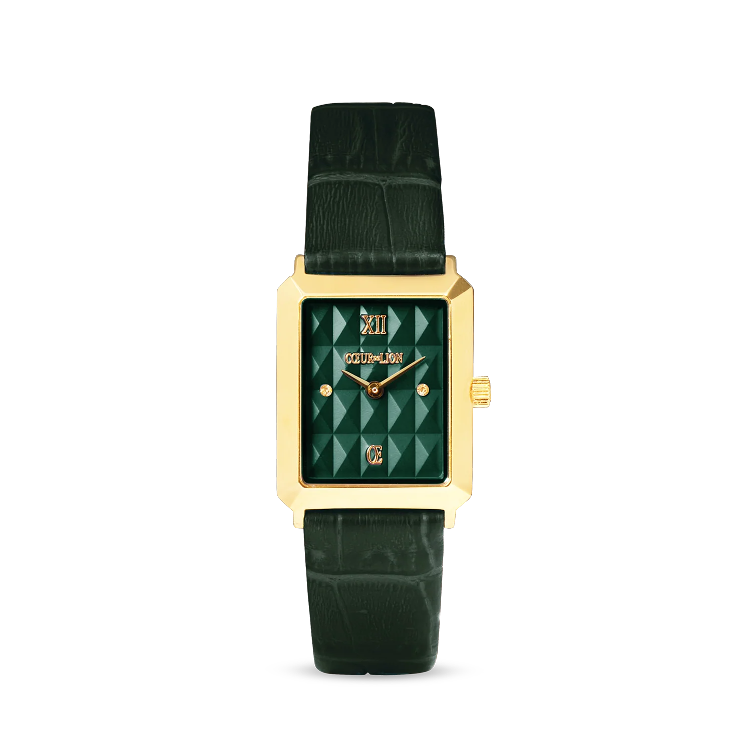 
Het Iconic Spikes-horloge in Forest Green en goud vormt een zelfbewust statement om de pols. De diepe kleur 'Forest Green' geeft het ontwerp een verfijnd, eigentijds karakter en zorgt voor een elegant contrast met de goudkleurige kast. De kenmerkende driedimensionale wijzerplaat in het typerende Spikes-design cre&euml;ert boeiende lichtreflecties en architecturale diepte. Verfijnde goudkleurige uurmarkeringen en logo's benadrukken de nauwkeurige, moderne esthetiek, waardoor dit designhorloge een stijlvolle metgezel is voor zowel zakelijke als informele gelegenheden en speciale momenten. De rechthoekige kast meet 22 mm bij 27 mm, heeft een slank profiel van slechts 7,5 mm en is vervaardigd uit hoogwaardig 316L-roestvrij staal met een duurzame geelgouden IP-coating. De wijzerplaat wordt beschermd door robuust mineraalglas, terwijl een waterbestendigheid tot 5 ATM zorgt voor betrouwbare prestaties in het dagelijks gebruik. Het horloge wordt aangedreven door een nauwkeurig Japans EPSON-kwartsuurwerk en een duurzame Maxell-batterij (1,55 V) met een levensduur tot drie jaar, wat garant staat voor betrouwbare precisie en minimaal onderhoud. De leren band in Forest Green met krokodillenmotief is zowel aan de voor- als achterzijde vervaardigd uit echt Italiaans leer door een ISO-gecertificeerde fabrikant die het milieukeurmerk 'Blauwe Engel' (Blue Angel) draagt. Dankzij een praktisch kliksysteem kan de band moeiteloos worden verwisseld. De band is geschikt voor een polsomtrek tot 175 &agrave; 190 mm en heeft een breedte van 16 mm. Een eigentijds leren horloge in Forest Green en goud &ndash; expressief, elegant en onmiskenbaar onderscheidend.