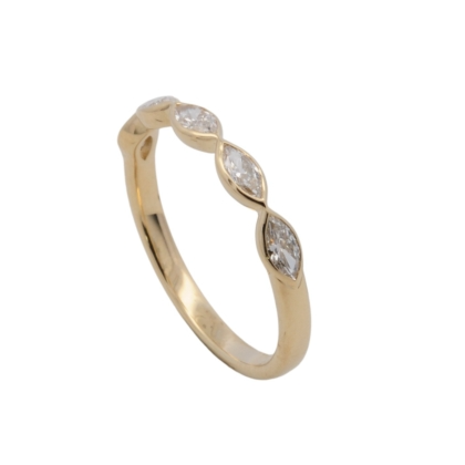 Dieser Ring, Modellnummer 300036056, besticht durch 5 Labor-Diamanten im Marquise-Schliff mit insgesamt 0,60 ct, gefasst in 9-kar&auml;tigem Gold (375). Mit einer Reinheit von VS1 und der Farbe G, sorgt er f&uuml;r einen eleganten Look. Perfekt f&uuml;r den Alltag (Gr&ouml;&szlig;e 56). Am besten auf dem Ringfinger oder als Statement-Piece tragen.