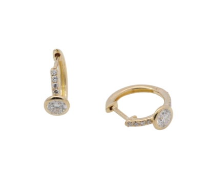 Die Creolen Gold 375 aus Gelbgold (9 Karat) besitzen 20 Labor-Diamanten mit einem Gesamtgewicht von 0,66 ct. Die Edelsteine sind in VS1-Qualit&auml;t und G-Farbe mit Brillantschliff gefertigt. Mit einem Gewicht von 1,87 g sind sie ideal f&uuml;r elegante Anl&auml;sse und verleihen jedem Outfit einen Hauch von Luxus. Tragen Sie sie mit zur&uuml;ckhaltendem Schmuck f&uuml;r maximalen Effekt.