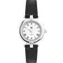 Het Ur Bianca-horloge belichaamt moderne luxe en Scandinavische elegantie. De gepolijste roestvrijstalen kast, afkomstig uit de verfijnde Bianca-collectie, omlijst een stijlvolle witte wijzerplaat. Deze is smaakvol voorzien van Romeinse cijfers en verfijnde zirkoniastenen die de uren markeren en bij elke beweging het licht weerkaatsen.
Een soepele, zwarte leren band zorgt voor een comfortabele pasvorm en vormt een verfijnd contrast met de glanzende, zilverkleurige kast. Dit elegante dameshorloge is geschikt voor zowel dagelijks gebruik als speciale gelegenheden; het staat garant voor duurzame kwaliteit en een stijlvolle uitstraling die elke outfit met ingetogen gratie aanvult.
