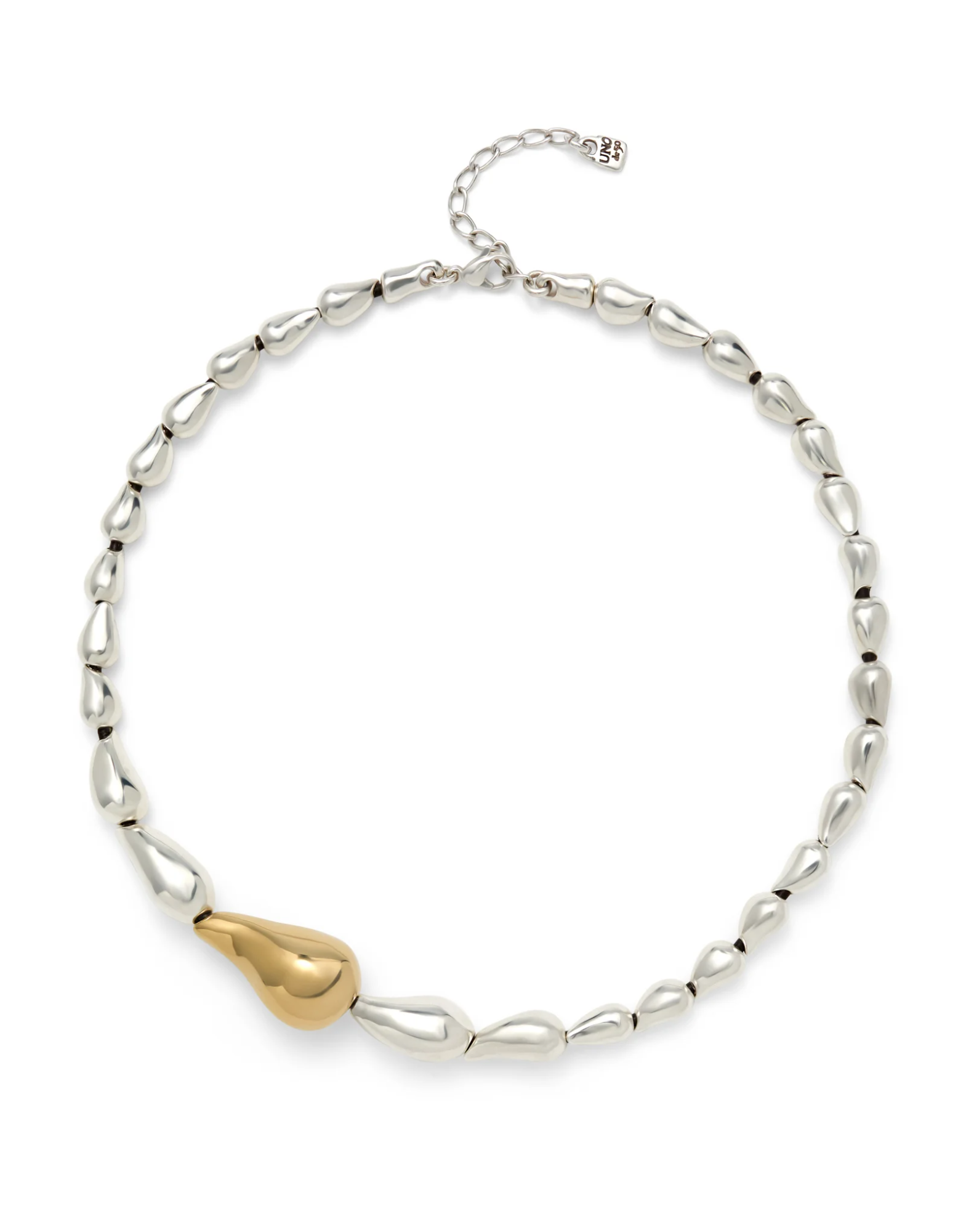 De COL2089OROMTL0U is een betoverende fantasieketting, ontworpen om een unieke uitstraling aan elke outfit te geven. De ketting voegt een speelse en artistieke touch toe aan je stijl. Combineer het met een eenvoudig jurkje of een casual blouse om de ketting het middelpunt te laten zijn van je look. Perfect voor speciale gelegenheden of een stijlvolle dagelijkse uitstraling.