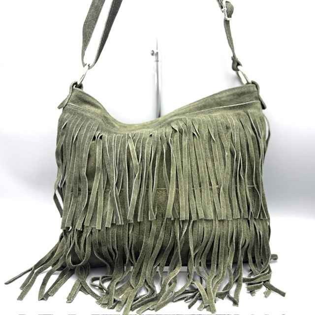 Su&egrave;de tas met franjes &ndash; stijlvolle schoudertas
Deze stijlvolle su&egrave;de tas met franjes is een echte eyecatcher en perfect te combineren met verschillende outfits. De franjes aan de voorzijde geven de tas een trendy en speelse uitstraling, terwijl het praktische ontwerp ervoor zorgt dat je jouw essentials overzichtelijk kunt meenemen.
De tas is voorzien van een toprits en heeft daaronder &eacute;&eacute;n ruim hoofdvak dat eveneens met een rits wordt afgesloten. Aan de achterkant bevindt zich een handig ritsvak, ideaal voor het veilig opbergen van bijvoorbeeld je telefoon, sleutels of andere kleine spullen.

Dankzij het tijdloze su&egrave;de design en de trendy franjes is deze franjetas geschikt voor zowel dagelijks gebruik als een avondje uit. Een stijlvolle combinatie van mode, functionaliteit en gemak.

Afmetingen:

Hoogte: 28 cm
Breedte: 30 cm
Diepte: 2 cm
Details:
Su&egrave;de uitvoering
Franjes aan de voorzijde
Handig ritsvak aan de achterzijde
Toprits
Ruim hoofdvak met rits
Compact en praktisch formaat
