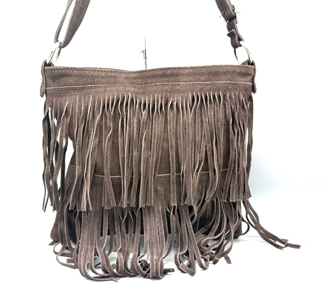 Su&egrave;de tas met franjes &ndash; stijlvolle schoudertas
Deze stijlvolle su&egrave;de tas met franjes is een echte eyecatcher en perfect te combineren met verschillende outfits. De franjes aan de voorzijde geven de tas een trendy en speelse uitstraling, terwijl het praktische ontwerp ervoor zorgt dat je jouw essentials overzichtelijk kunt meenemen.
De tas is voorzien van een toprits en heeft daaronder &eacute;&eacute;n ruim hoofdvak dat eveneens met een rits wordt afgesloten. Aan de achterkant bevindt zich een handig ritsvak, ideaal voor het veilig opbergen van bijvoorbeeld je telefoon, sleutels of andere kleine spullen.

Dankzij het tijdloze su&egrave;de design en de trendy franjes is deze franjetas geschikt voor zowel dagelijks gebruik als een avondje uit. Een stijlvolle combinatie van mode, functionaliteit en gemak.

Afmetingen:

Hoogte: 28 cm
Breedte: 30 cm
Diepte: 2 cm
Details:
Su&egrave;de uitvoering
Franjes aan de voorzijde
Handig ritsvak aan de achterzijde
Toprits
Ruim hoofdvak met rits
Compact en praktisch formaat