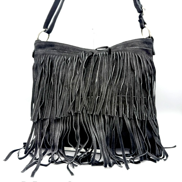 Su&egrave;de tas met franjes &ndash; stijlvolle schoudertas
Deze stijlvolle su&egrave;de tas met franjes is een echte eyecatcher en perfect te combineren met verschillende outfits. De franjes aan de voorzijde geven de tas een trendy en speelse uitstraling, terwijl het praktische ontwerp ervoor zorgt dat je jouw essentials overzichtelijk kunt meenemen.
De tas is voorzien van een toprits en heeft daaronder &eacute;&eacute;n ruim hoofdvak dat eveneens met een rits wordt afgesloten. Aan de achterkant bevindt zich een handig ritsvak, ideaal voor het veilig opbergen van bijvoorbeeld je telefoon, sleutels of andere kleine spullen.

Dankzij het tijdloze su&egrave;de design en de trendy franjes is deze franjetas geschikt voor zowel dagelijks gebruik als een avondje uit. Een stijlvolle combinatie van mode, functionaliteit en gemak.

Afmetingen:

Hoogte: 28 cm
Breedte: 30 cm
Diepte: 2 cm
Details:
Su&egrave;de uitvoering
Franjes aan de voorzijde
Handig ritsvak aan de achterzijde
Toprits
Ruim hoofdvak met rits
Compact en praktisch formaat