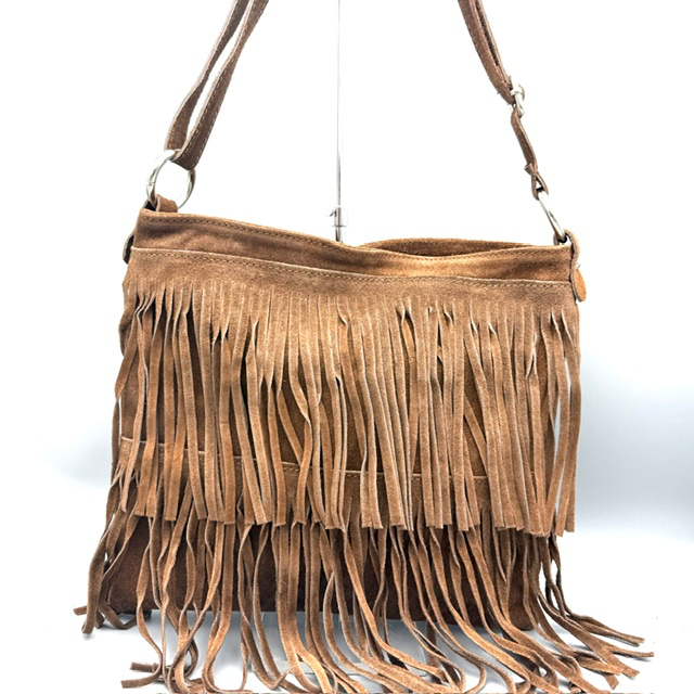 Su&egrave;de tas met franjes &ndash; stijlvolle schoudertas
Deze stijlvolle su&egrave;de tas met franjes is een echte eyecatcher en perfect te combineren met verschillende outfits. De franjes aan de voorzijde geven de tas een trendy en speelse uitstraling, terwijl het praktische ontwerp ervoor zorgt dat je jouw essentials overzichtelijk kunt meenemen.
De tas is voorzien van een toprits en heeft daaronder &eacute;&eacute;n ruim hoofdvak dat eveneens met een rits wordt afgesloten. Aan de achterkant bevindt zich een handig ritsvak, ideaal voor het veilig opbergen van bijvoorbeeld je telefoon, sleutels of andere kleine spullen.

Dankzij het tijdloze su&egrave;de design en de trendy franjes is deze franjetas geschikt voor zowel dagelijks gebruik als een avondje uit. Een stijlvolle combinatie van mode, functionaliteit en gemak.

Afmetingen:

Hoogte: 28 cm
Breedte: 30 cm
Diepte: 2 cm
Details:
Su&egrave;de uitvoering
Franjes aan de voorzijde
Handig ritsvak aan de achterzijde
Toprits
Ruim hoofdvak met rits
Compact en praktisch formaat