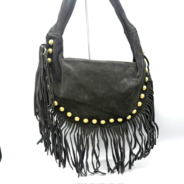 Su&egrave;de tas met studs &ndash; stijlvolle hand- en schoudertas
Deze stijlvolle su&egrave;de tas met studs is een trendy en veelzijdige tas die perfect past bij iedere outfit. De subtiele studs geven de tas een stoere uitstraling, terwijl het su&egrave;de zorgt voor een luxe en fashionable look.
De tas is voorzien van een korte draagriem, waardoor je hem comfortabel in de hand of over de arm kunt dragen. Daarnaast wordt de tas geleverd met een lange, verstelbare en afneembare schouderriem. Zo kun je de tas eenvoudig aanpassen aan jouw gewenste draagstijl.

Onder de praktische toprits bevindt zich &eacute;&eacute;n hoofdvak met een extra ritsvak. Hierdoor kun je je persoonlijke spullen overzichtelijk opbergen en belangrijke items veilig afsluiten.

Afmetingen:

Hoogte: 18 cm
Breedte: 25 cm
Diepte: 2 cm
Details:
Su&egrave;de uitvoering
Stoere studs
Korte draagriem
Lange, verstelbare en afneembare schouderriem
Toprits
Hoofdvak met ritsvak
Compact en praktisch formaat
Geschikt voor dagelijks gebruik