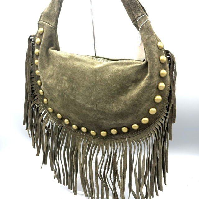 Su&egrave;de tas met studs &ndash; stijlvolle hand- en schoudertas
Deze stijlvolle su&egrave;de tas met studs is een trendy en veelzijdige tas die perfect past bij iedere outfit. De subtiele studs geven de tas een stoere uitstraling, terwijl het su&egrave;de zorgt voor een luxe en fashionable look.
De tas is voorzien van een korte draagriem, waardoor je hem comfortabel in de hand of over de arm kunt dragen. Daarnaast wordt de tas geleverd met een lange, verstelbare en afneembare schouderriem. Zo kun je de tas eenvoudig aanpassen aan jouw gewenste draagstijl.

Onder de praktische toprits bevindt zich &eacute;&eacute;n hoofdvak met een extra ritsvak. Hierdoor kun je je persoonlijke spullen overzichtelijk opbergen en belangrijke items veilig afsluiten.

Afmetingen:

Hoogte: 18 cm
Breedte: 25 cm
Diepte: 2 cm
Details:
Su&egrave;de uitvoering
Stoere studs
Korte draagriem
Lange, verstelbare en afneembare schouderriem
Toprits
Hoofdvak met ritsvak
Compact en praktisch formaat
Geschikt voor dagelijks gebruik