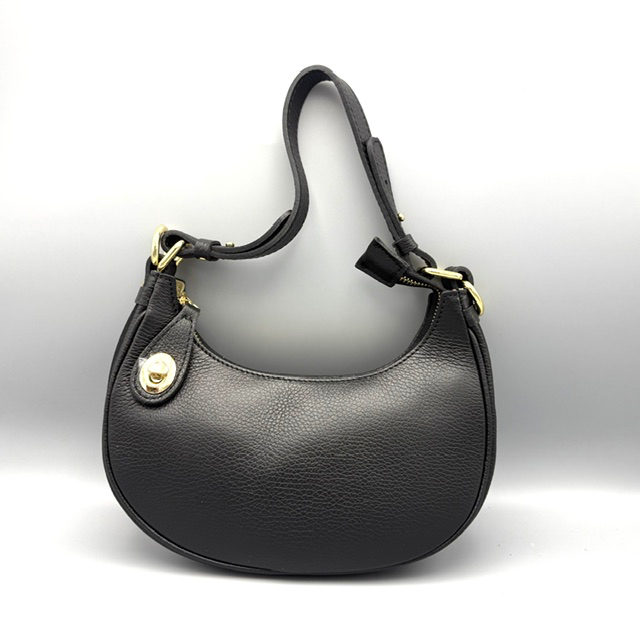 Su&egrave;de schoudertas &ndash; compacte dames tas met rits
Deze stijlvolle su&egrave;de schoudertas heeft een elegante, tijdloze uitstraling en is dankzij het compacte formaat ideaal voor dagelijks gebruik. De zachte su&egrave;de look geeft de tas een luxe uitstraling, terwijl de praktische indeling voldoende ruimte biedt voor je belangrijkste essentials.
De tas beschikt over een hoofdvak met rits. Daaronder bevindt zich een extra vak dat eveneens met een rits wordt afgesloten, zodat je je spullen overzichtelijk en veilig kunt opbergen.

De tas wordt geleverd met een lange, afneembare schouderriem, waardoor je de tas comfortabel over de schouder of crossbody kunt dragen.

Afmetingen:

Breedte: 25 cm
Hoogte: 13 cm
Diepte: 8 cm
Details:
Su&egrave;de uitstraling
Compact en stijlvol model
Hoofdvak met rits
Extra vak met rits
Lange, afneembare schouderriem
Geschikt voor dagelijks gebruik
Zowel casual als gekleed te combineren