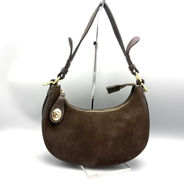 Su&egrave;de schoudertas &ndash; compacte dames tas met rits
Deze stijlvolle su&egrave;de schoudertas heeft een elegante, tijdloze uitstraling en is dankzij het compacte formaat ideaal voor dagelijks gebruik. De zachte su&egrave;de look geeft de tas een luxe uitstraling, terwijl de praktische indeling voldoende ruimte biedt voor je belangrijkste essentials.
De tas beschikt over een hoofdvak met rits. Daaronder bevindt zich een extra vak dat eveneens met een rits wordt afgesloten, zodat je je spullen overzichtelijk en veilig kunt opbergen.

De tas wordt geleverd met een lange, afneembare schouderriem, waardoor je de tas comfortabel over de schouder of crossbody kunt dragen.

Afmetingen:

Breedte: 25 cm
Hoogte: 13 cm
Diepte: 8 cm
Details:
Su&egrave;de uitstraling
Compact en stijlvol model
Hoofdvak met rits
Extra vak met rits
Lange, afneembare schouderriem
Geschikt voor dagelijks gebruik
Zowel casual als gekleed te combineren