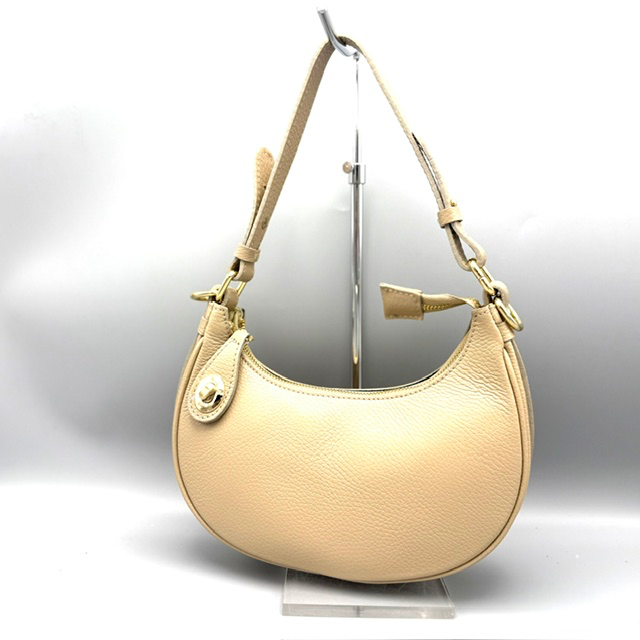 Su&egrave;de schoudertas &ndash; compacte dames tas met rits
Deze stijlvolle su&egrave;de schoudertas heeft een elegante, tijdloze uitstraling en is dankzij het compacte formaat ideaal voor dagelijks gebruik. De zachte su&egrave;de look geeft de tas een luxe uitstraling, terwijl de praktische indeling voldoende ruimte biedt voor je belangrijkste essentials.
De tas beschikt over een hoofdvak met rits. Daaronder bevindt zich een extra vak dat eveneens met een rits wordt afgesloten, zodat je je spullen overzichtelijk en veilig kunt opbergen.

De tas wordt geleverd met een lange, afneembare schouderriem, waardoor je de tas comfortabel over de schouder of crossbody kunt dragen.

Afmetingen:

Breedte: 25 cm
Hoogte: 13 cm
Diepte: 8 cm
Details:
Su&egrave;de uitstraling
Compact en stijlvol model
Hoofdvak met rits
Extra vak met rits
Lange, afneembare schouderriem
Geschikt voor dagelijks gebruik
Zowel casual als gekleed te combineren