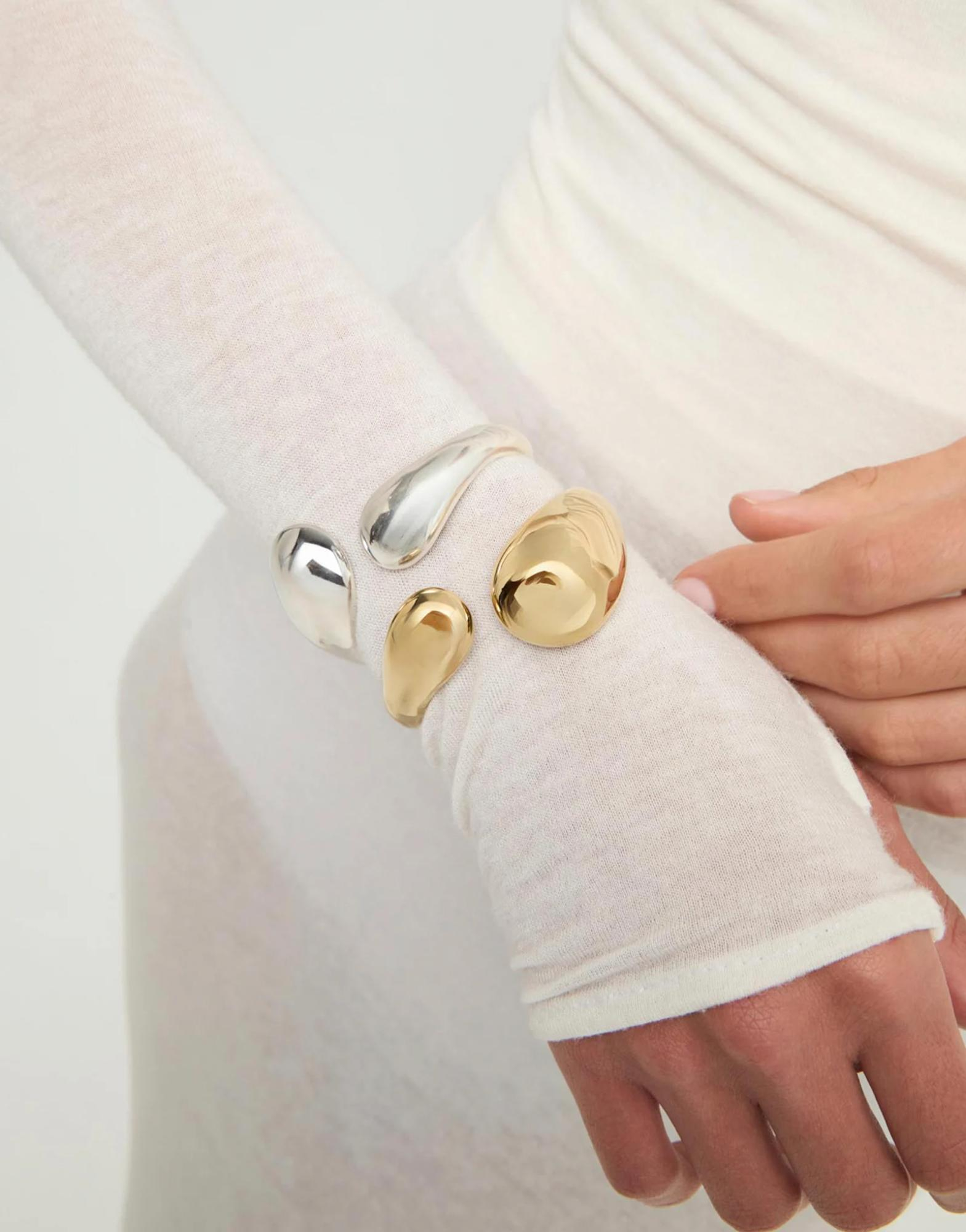 De PUL2647ORO0000L armband van een onbekend merk valt onder de categorie&euml;n sieraad en fantasiearmband. Deze elegante armband is perfect voor speciale gelegenheden en kan solo of in combinatie met andere sieraden worden gedragen voor een unieke look. Draag hem om een vleugje glamour toe te voegen aan je outfit.