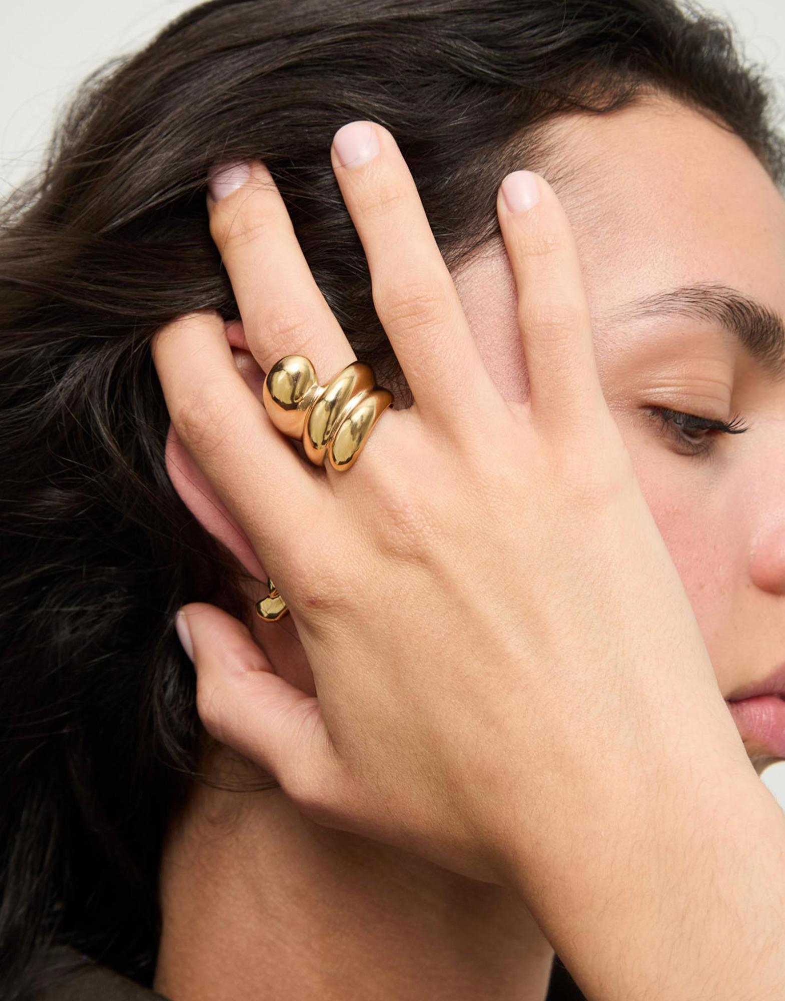 Deze prachtige ring, modelnummer ANI0872ORO00018, komt uit de categorie 'MEDULA' en is ideaal voor dagelijkse gelegenheden. De ring van een niet-gespecificeerd merk biedt een verfijnde uitstraling die elke outfit complimenteert. Draag deze ring als een subtiele, maar elegante toevoeging aan je dagelijkse look. Perfect voor zowel casual als zakelijke settings.