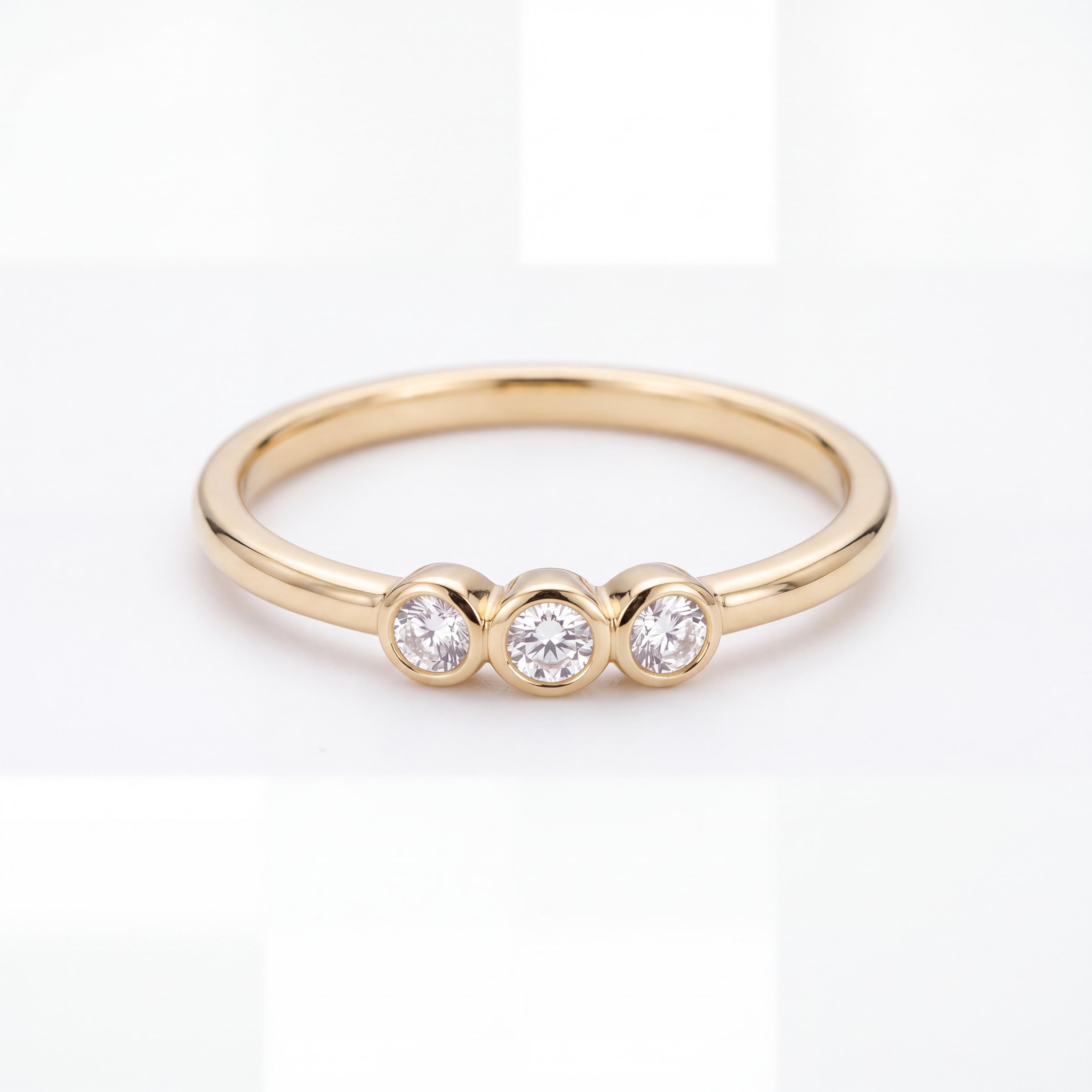 De 14K Moderne Gouden Statement Ring met Zirkonia, model SK24926-3, is een elegante ring van 14-karaats goud met goudkleurige zirkonia-stenen. Met maat 55 en een gewicht van 1,2 gram, is deze nieuwe, sprankelende sieraad perfect als statement piece voor speciale gelegenheden. Draag deze ring als eye-catcher bij minimalistische outfits voor een verfijnde look.
