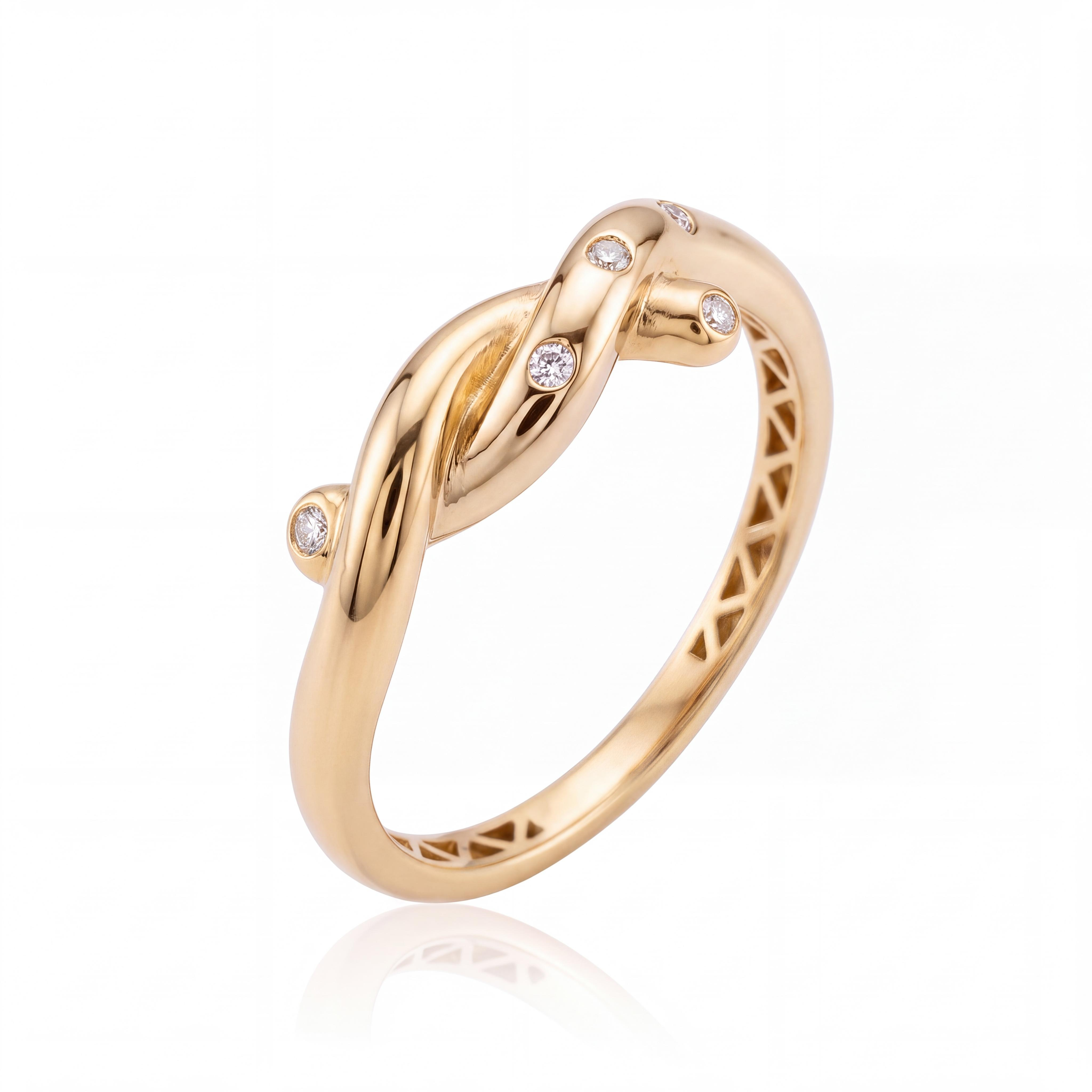De Kunstzinnige Gouden Ocean Ring is een gouden ring van 14 karaat. Draag hem solo voor een verfijnde look of combineer met andere ringen voor een trendy effect. Perfect voor dagelijks gebruik of speciale gelegenheden.
