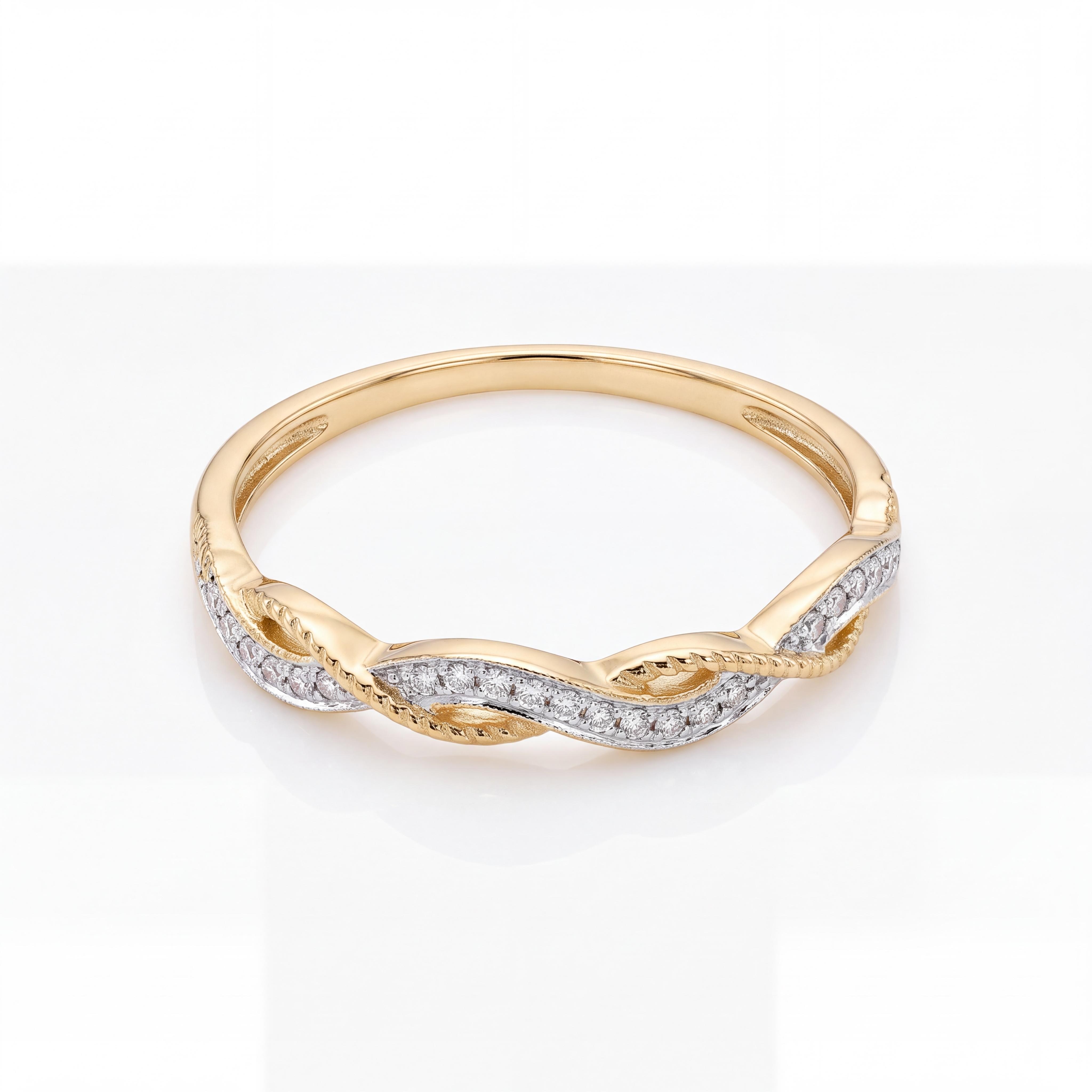De Elegante Gouden Geweven Ring met Zirkonia's van Juwelier Rijk in Amsterdam is een verfijnde ring van 14-karaats goud. Draag deze ring dagelijks of bij speciale evenementen voor een stijlvolle en elegante uitstraling.