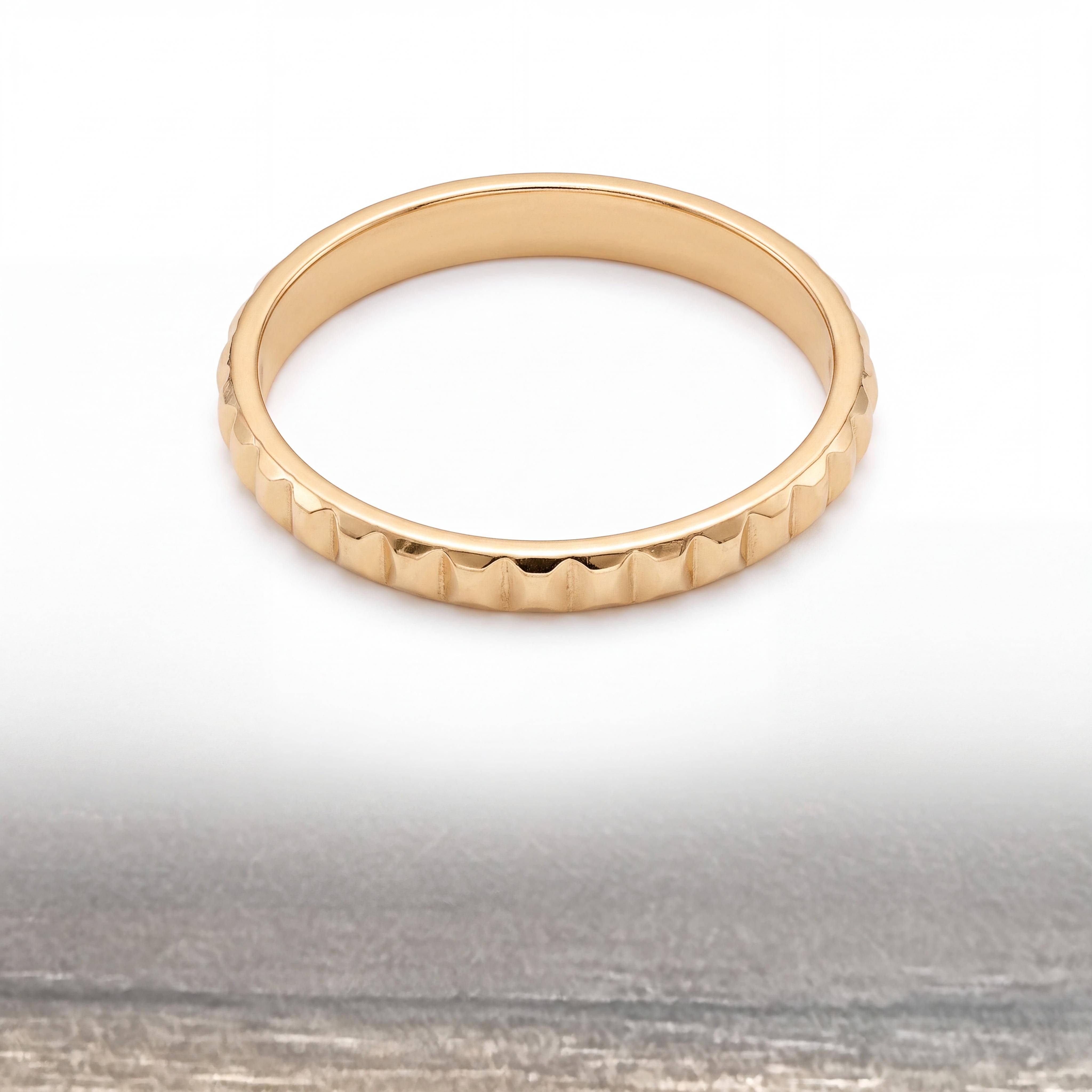 De Gouden Gourmet Schakel Ring van Juwelier Rijk in Amsterdam is een verfijnde ring gemaakt van 14-karaats goud. Ideaal voor dagelijkse elegantie of speciale gelegenheden. Combineer met andere gouden sieraden voor een complete look.