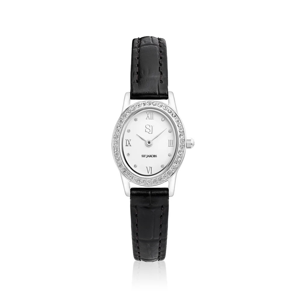 Het Angelica-horloge belichaamt Scandinavische elegantie dankzij het verfijnde ontwerp en de zorgvuldig uitgewerkte details. De horlogekast, vervaardigd uit gepolijst roestvrij staal, omsluit een smetteloos witte wijzerplaat en zorgt voor een strakke, moderne uitstraling. De bezel is subtiel bezet met schitterende zirkonia's, die zorgen voor een verfijnde sprankeling en het licht prachtig vangen.
Dankzij de soepele, zwarte leren band draagt ​​dit dameshorloge de hele dag door comfortabel en is het geschikt voor zowel overdag als 's avonds. Het Angelica-horloge staat voor duurzame kwaliteit en moderne luxe; het biedt de hedendaagse vrouw een combinatie van verfijnde stijl en betrouwbare functionaliteit.