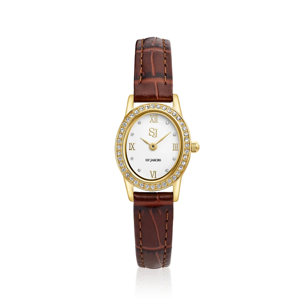 Het Angelica-horloge uit onze veelgeprezen Angelica-collectie belichaamt moderne luxe met een vleugje klassieke charme. De elegante, ovale kast van duurzaam roestvrij staal met een stralende gouden afwerking omlijst een smetteloos witte wijzerplaat, voorzien van Romeinse cijfers en fonkelende indexen. De lunette is zorgvuldig bezet met briljantgeslepen zirkonia's die bij elke beweging het licht vangen.
Het horloge wordt gecompleteerd door een diepbruine leren band met een subtiele krokodillenprint, wat zorgt voor een verfijnde, tastbare textuur. Dit horloge is geschikt voor zowel dagelijks gebruik als speciale gelegenheden; het biedt uitzonderlijke kwaliteit en stijl, en staat garant voor een comfortabele pasvorm en blijvende schoonheid. Een echt statement-stuk voor vrouwen die verfijnde sieraden en tijdloos design weten te waarderen.