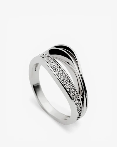Zilveren ring met zirkonia's.
