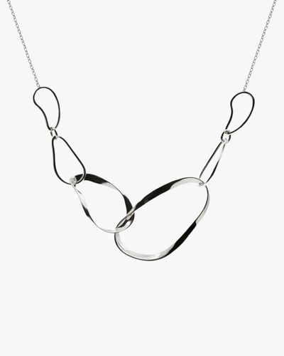 Zilveren collier.