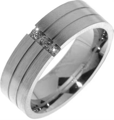 Matte ring, 3x zirkonia op een rij van onder naar beneden, 2 lijntjes op ring.