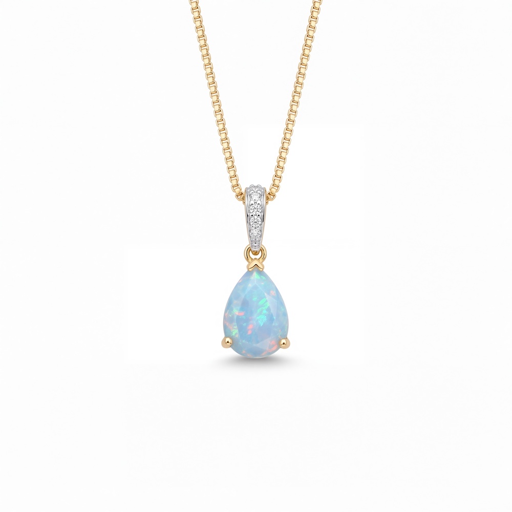 Laat je betoveren door de magische kleurenspel van dit unieke 14 karaat geelgouden collier, exclusief bij Juwelier Rijk in Amsterdam. Het middelpunt van dit sieraad is een prachtige, peervormige (druppel) opaal die gevangen zit in een warme geelgouden zetting. De edelsteen vertoont een betoverend 'spelen van kleuren' (play-of-color) in zachte blauwe, roze en groene tinten.   Boven de opaal bevindt zich een verfijnde, strakke witgouden huls die subtiel is ingelegd met schitterende kleine diamanten. Deze combinatie van stralend witgoud met pav&eacute;-diamanten vormt een prachtig contrast met de warme tint van de geelgouden ketting.   