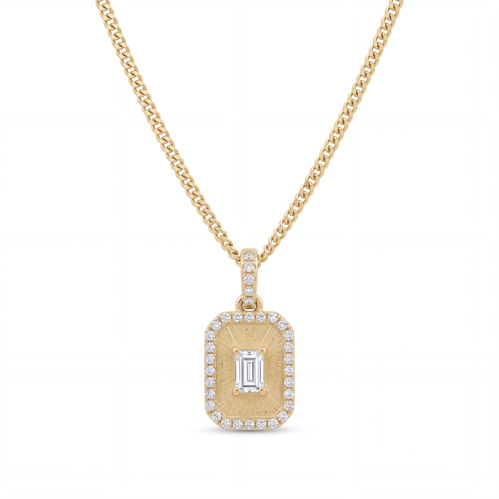 Ervaar pure elegantie en uniek vakmanschap met dit schitterende 14 karaat geelgouden collier, exclusief verkrijgbaar bij Juwelier Rijk in het hart van Amsterdam. Het middelpunt van deze hanger is een prachtige natuurlijke diamant in een strakke emerald cut van 0.09 ct, met liefde gevat in een stijlvolle rechthoekige plaat met een fijne textuur.   Rondom deze centrale steen bevindt zich een stralende halo van 34 kleine natuurlijke diamanten met een totaal gewicht van 0.08 ct. Ook het slanke oogje van de hanger is subtiel bezet met diamanten, wat zorgt voor een naadloze overgang naar de sterke geelgouden ketting. De combinatie van de geometrische emerald slijpvorm en de klassieke geelgouden glans geeft dit sieraad een moderne, tijdloze uitstraling. 