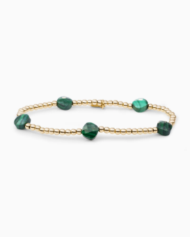 De Cushion Cut Armband Malachite brengt de kracht van groen op je pols. Malachite staat bekend om zijn rijke, gelaagde structuur met strepen die doen denken aan de ringen van een oude boom. Elke steen is uniek, van diep bosgroen tot lichtere tinten die spelen met het licht. De cushion cut slijpvorm geeft de steen een zacht afgeronde uitstraling die het ruwe karakter van Malachite net iets verfijnder maakt. Vervaardigd uit 925 Sterling Zilver en afgewerkt met een warme goudkleurige laag, heeft deze armband een tijdloze uitstraling die je jarenlang blijft dragen. De combinatie van groen en goud werkt verrassend goed, zowel bij neutrale tinten als bij gewaagdere kleurkeuzes. &bull; 925 Sterling Zilver met Gold Plated afwerking &bull; Cushion cut slijpvorm voor zachte uitstraling &bull; Natuurlijke Malachite met unieke gelaagdheid &bull; Lengte: 18 cm Solo dragen maakt een statement, combineren met andere armbanden geeft je look persoonlijkheid. Voor jezelf of als cadeau, deze armband past bij iemand die weet wat ze mooi vindt.