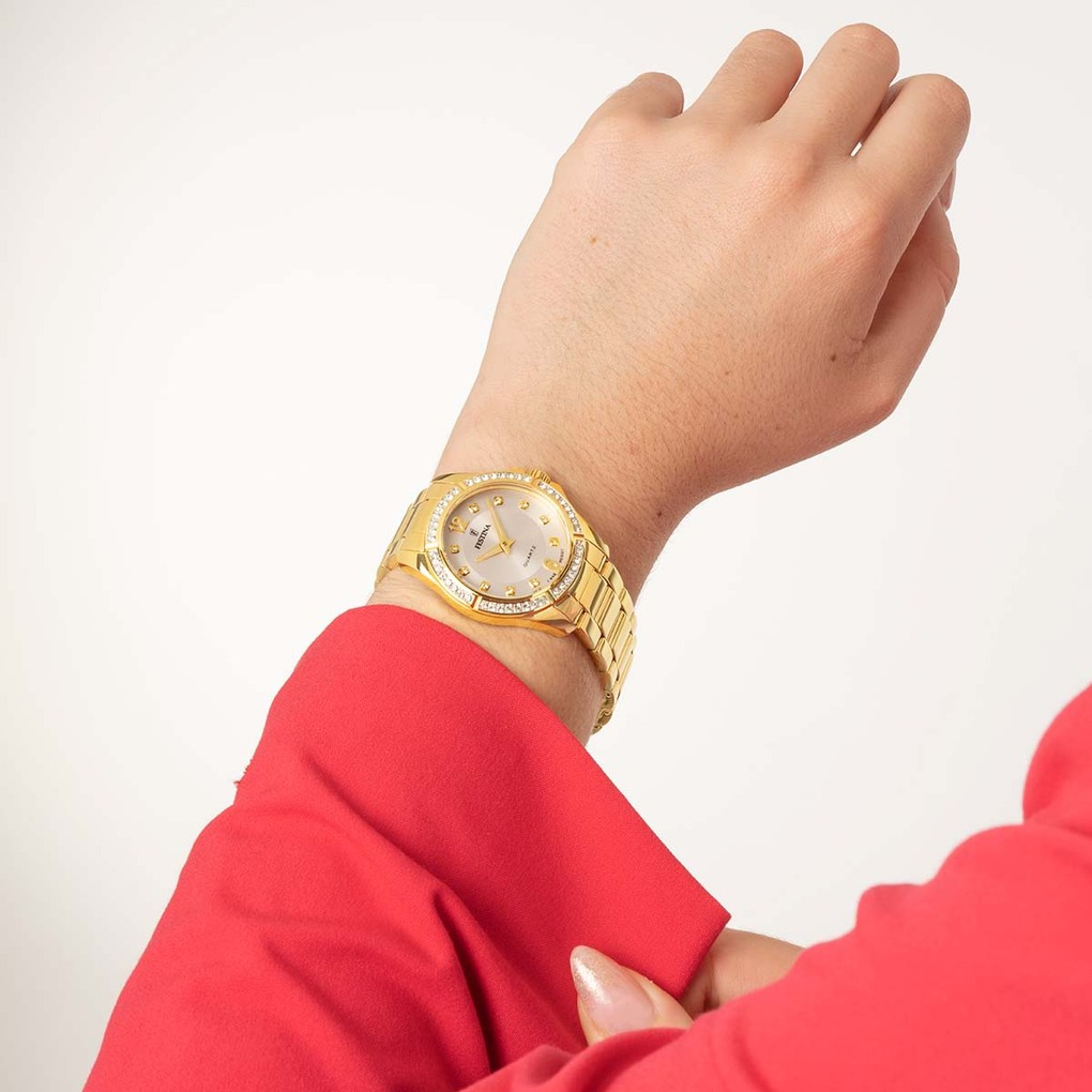 Festina dames uurwerk met goudkleurige kast en band, witte wijzerplaat en zirconia op de lunette
