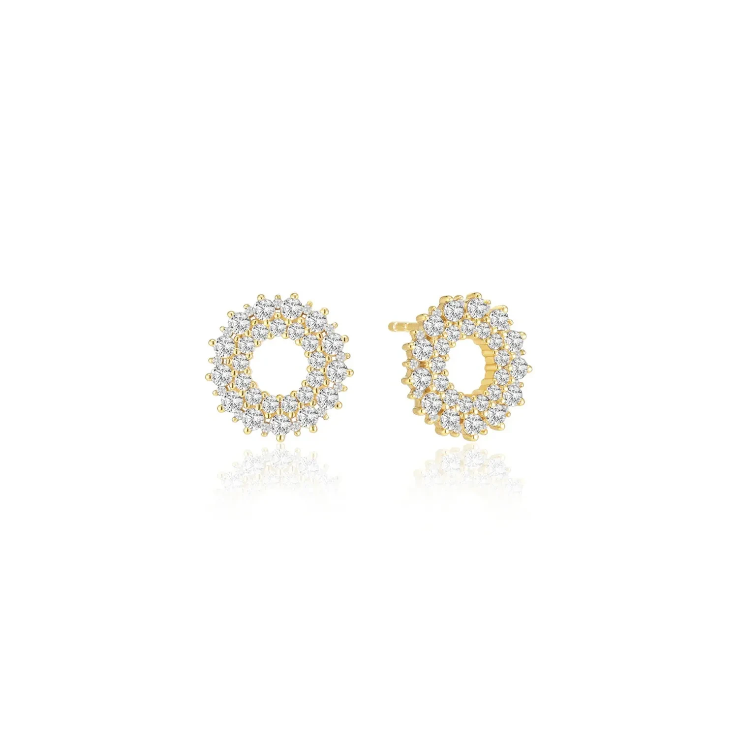 De Sif Jakobs Livigno Oorstekers, modelnummer 5710698085337, zijn elegante stud oorbellen, goudkleurig en verguld, versierd met schitterende zirkonia. Perfect voor dagelijks gebruik of speciale gelegenheden, ze voegen een vleugje luxe toe aan elke outfit. Draag ze met opgestoken haar om hun glans te accentueren en je uitstraling te verfraaien. Nieuw en stijlvol!