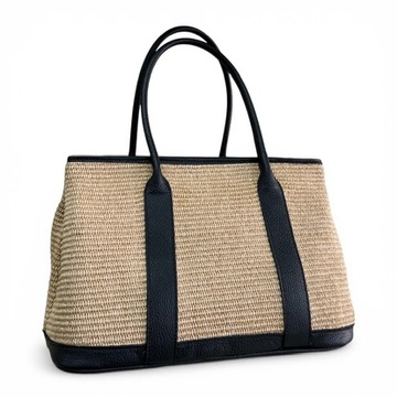 Handgemaakte raffia tas met leer &ndash; Made in Italy
Deze prachtige handgemaakte raffia tas met leren details is een stijlvolle en veelzijdige tas, rechtstreeks uit Itali&euml;. De combinatie van natuurlijk raffia en hoogwaardig leer geeft de tas een warme, tijdloze uitstraling. Een ideale tas voor wie houdt van Italiaans vakmanschap, natuurlijke materialen en een praktische indeling.
De tas is ruim genoeg voor al je dagelijkse essentials en is voorzien van een lange, afneembare leren schouderriem, zodat je de tas zowel in de hand als comfortabel over de schouder kunt dragen.

Praktische indeling
Deze ruime raffia tas is ontworpen met oog voor gebruiksgemak en beschikt over:
2 ruime hoofdvakken
1 hoofdvak met ritssluiting
Een tussenvak met rits voor het veilig opbergen van waardevolle spullen
2 handige steekvakken aan de binnenzijde
Een lange, afneembare schouderriem
Afmetingen: 25 cm hoog x 36 cm breed x 18 cm diep
Dankzij de verschillende vakken houd je je spullen overzichtelijk georganiseerd, terwijl de ruime vorm voldoende plaats biedt voor alles wat je dagelijks nodig hebt.
Handgemaakt in Itali&euml;
Elke tas wordt met zorg handgemaakt in Itali&euml;, waar traditioneel vakmanschap en aandacht voor detail centraal staan. Het natuurlijke raffia wordt gecombineerd met leer voor een stijlvolle uitstraling die zowel bij een casual als een elegante outfit past.
Deze Italiaanse raffia tas met leer is een perfecte keuze voor de zomer, vakantie, een dagje shoppen of als stijlvolle dagelijkse tas. Een uniek accessoire voor liefhebbers van handgemaakte Italiaanse tassen.

Productdetails

Materiaal: raffia en leer
Handgemaakt in Itali&euml;
2 hoofdvakken
1 hoofdvak met ritssluiting
Tussenvak met rits
2 steekvakken
Lange afneembare schouderriem
Afmetingen: 25 x 36 x 18 cm
Geschikt als handtas en schoudertas
