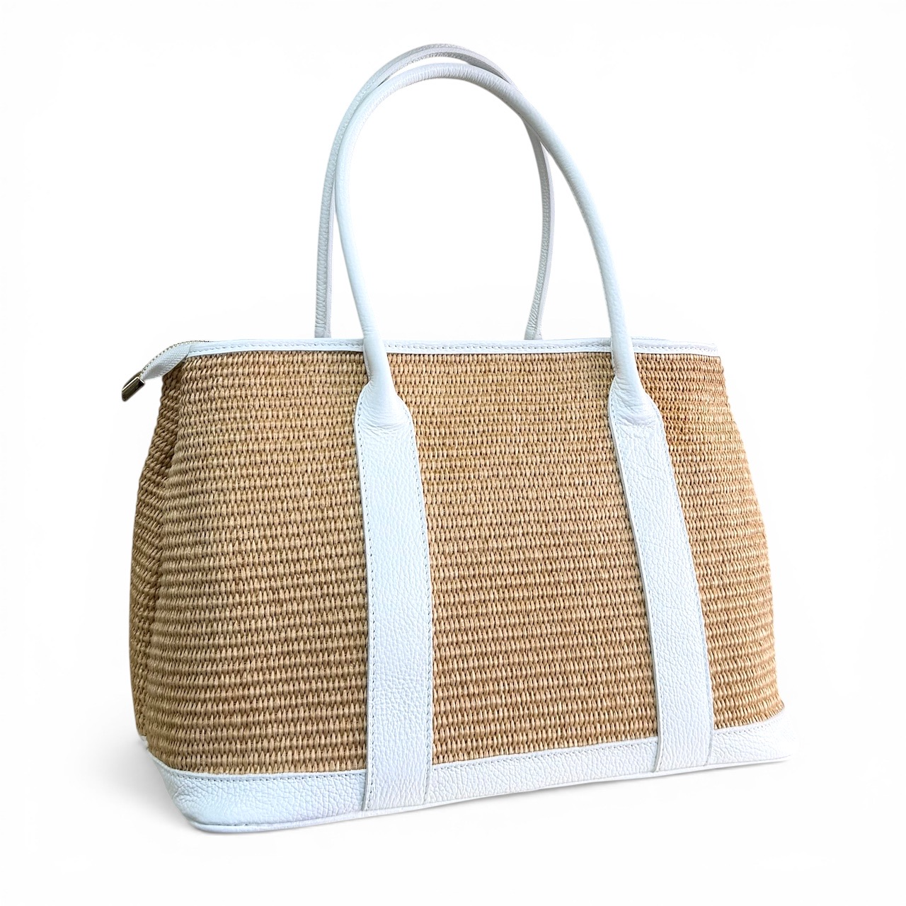 Handgemaakte raffia tas met leer &ndash; Made in Italy
Deze prachtige handgemaakte raffia tas met leren details is een stijlvolle en veelzijdige tas, rechtstreeks uit Itali&euml;. De combinatie van natuurlijk raffia en hoogwaardig leer geeft de tas een warme, tijdloze uitstraling. Een ideale tas voor wie houdt van Italiaans vakmanschap, natuurlijke materialen en een praktische indeling.
De tas is ruim genoeg voor al je dagelijkse essentials en is voorzien van een lange, afneembare leren schouderriem, zodat je de tas zowel in de hand als comfortabel over de schouder kunt dragen.

Praktische indeling
Deze ruime raffia tas is ontworpen met oog voor gebruiksgemak en beschikt over:
2 ruime hoofdvakken
1 hoofdvak met ritssluiting
Een tussenvak met rits voor het veilig opbergen van waardevolle spullen
2 handige steekvakken aan de binnenzijde
Een lange, afneembare schouderriem
Afmetingen: 25 cm hoog x 36 cm breed x 18 cm diep
Dankzij de verschillende vakken houd je je spullen overzichtelijk georganiseerd, terwijl de ruime vorm voldoende plaats biedt voor alles wat je dagelijks nodig hebt.
Handgemaakt in Itali&euml;
Elke tas wordt met zorg handgemaakt in Itali&euml;, waar traditioneel vakmanschap en aandacht voor detail centraal staan. Het natuurlijke raffia wordt gecombineerd met leer voor een stijlvolle uitstraling die zowel bij een casual als een elegante outfit past.
Deze Italiaanse raffia tas met leer is een perfecte keuze voor de zomer, vakantie, een dagje shoppen of als stijlvolle dagelijkse tas. Een uniek accessoire voor liefhebbers van handgemaakte Italiaanse tassen.

Productdetails

Materiaal: raffia en leer
Handgemaakt in Itali&euml;
2 hoofdvakken
1 hoofdvak met ritssluiting
Tussenvak met rits
2 steekvakken
Lange afneembare schouderriem
Afmetingen: 25 x 36 x 18 cm
Geschikt als handtas en schoudertas