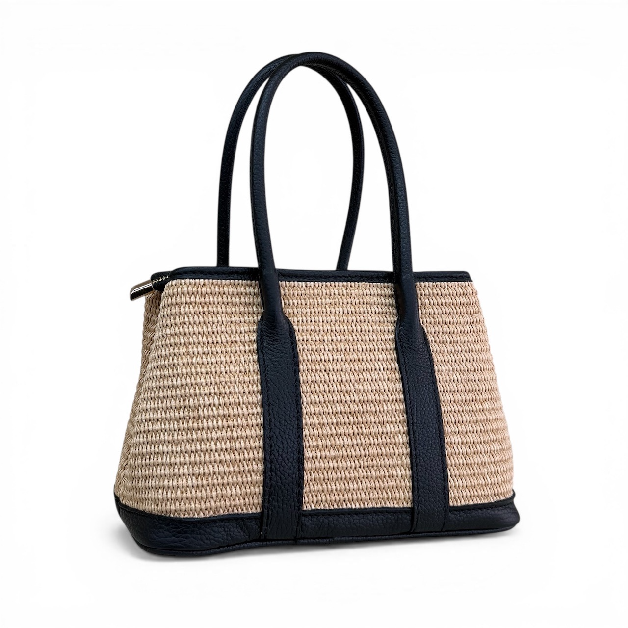 Handtas met dubbele handgreep en afneembare schouderriem
Deze elegante handtas voor dames combineert een praktisch formaat met een stijlvolle en veelzijdige uitstraling. De tas is voorzien van een dubbele handgreep, waardoor je haar comfortabel in de hand of aan de arm kunt dragen.
Het ruime hoofdvak met ritssluiting biedt voldoende plek voor je dagelijkse essentials. Binnenin zorgen een ritsvak en twee steekvakken voor extra overzicht en handige opbergruimte voor kleinere items.

Dankzij de lange, afneembare schouderriem kan de tas ook gemakkelijk over de schouder of crossbody worden gedragen. De leren onderkant geeft de tas een luxe uitstraling en zorgt bovendien voor extra stevigheid en bescherming.

Productdetails:

Elegante handtas voor dames
Dubbele handgreep
Hoofdvak met ritssluiting
Intern ritsvak
Twee praktische steekvakken
Lange, afneembare schouderriem
Leren onderkant
Geschikt om in de hand, over de schouder of crossbody te dragen
Afmetingen: 18 cm hoog x 25 cm breed x 12 cm diep
Een veelzijdige dames handtas die praktisch gebruiksgemak combineert met een elegante uitstraling. Perfect voor dagelijks gebruik en eenvoudig te combineren met verschillende outfits.