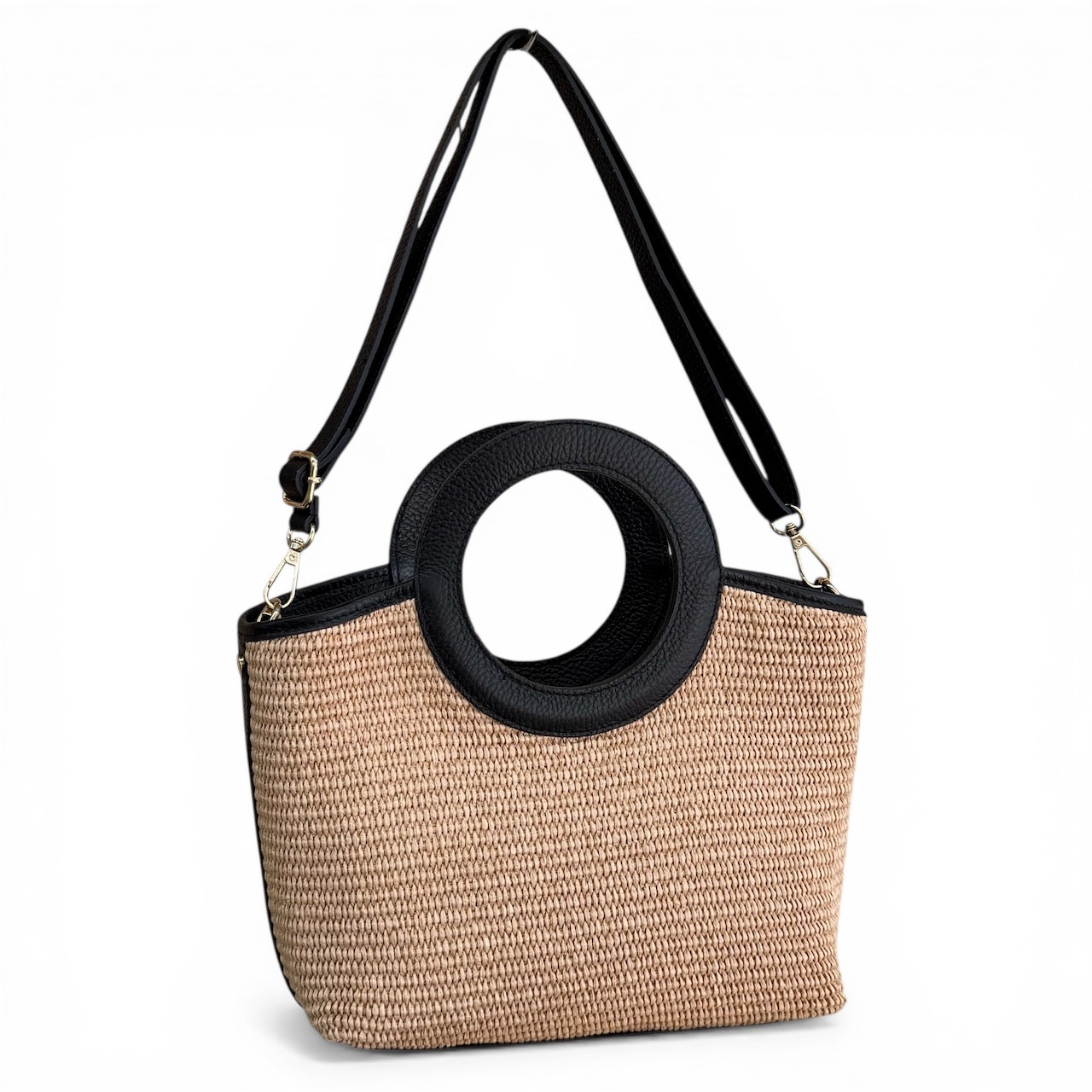 Raffia handtas met leren schouderriem
Deze stijlvolle raffia handtas combineert een natuurlijke uitstraling met elegante details. De tas is uitgevoerd in raffia en afgewerkt met een lederen, afneembare en verstelbare schouderriem, waardoor je haar zowel in de hand als comfortabel over de schouder kunt dragen.
De tas heeft een praktische toprits waarmee het hoofdvak veilig wordt afgesloten. Dankzij het ruime hoofdvak biedt deze compacte handtas voldoende plaats voor je dagelijkse essentials. De goudkleurige fournituren geven de tas een verfijnde en luxe uitstraling.

Voor extra stabiliteit en bescherming van de onderzijde is de tas voorzien van beschermende pootjes.

Productdetails:

Raffia handtas voor dames
Afgewerkt met leer
Afneembare en verstelbare lederen schouderriem
Te dragen als handtas of schoudertas
Toprits
Hoofdvak met ritssluiting
Goudkleurige fournituren
Beschermende pootjes aan de onderzijde
Afmetingen: 19 cm hoog x 24 cm breed x 10 cm diep
Een veelzijdige raffia tas voor dames die perfect past bij een zomerse, casual of elegante outfit. De combinatie van raffia, leer en goudkleurige details maakt deze handtas een stijlvolle accessoire voor dagelijks gebruik en voor bijzondere gelegenheden.
