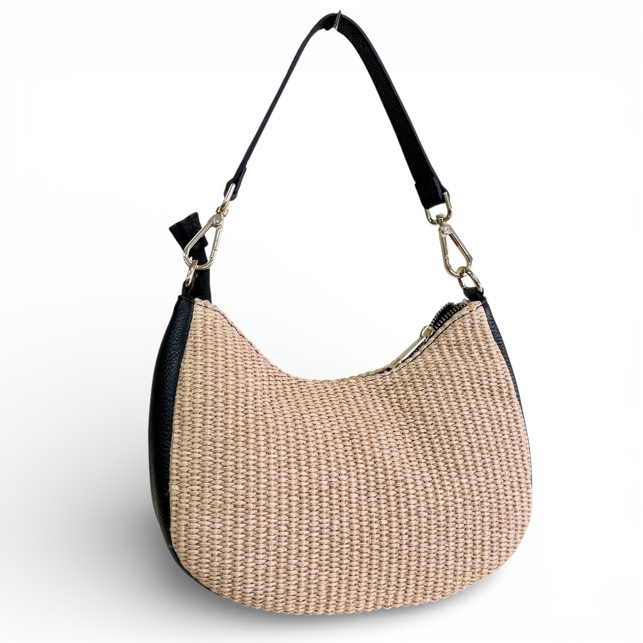 Raffia schoudertas met leren details &ndash; Made in Italy
Stijlvol, praktisch en helemaal in de sfeer van het seizoen: deze raffia schoudertas met leren afwerking, handgemaakt in Itali&euml;, is een veelzijdige tas voor iedere gelegenheid. De combinatie van natuurlijk raffia en verfijnde leren details geeft de tas een elegante, mediterrane uitstraling.
De tas is compact van formaat, maar biedt verrassend veel ruimte voor je dagelijkse essentials. Het hoofdcompartiment sluit met een rits en is voorzien van een extra ritsvak, zodat je kleine spullen veilig en overzichtelijk kunt opbergen.

Draag de tas comfortabel kort over de schouder voor een klassieke look. Dankzij de lange, afneembare en verstelbare schouderriem kun je de tas ook crossbody dragen. Zo pas je de draagwijze eenvoudig aan jouw outfit en gelegenheid aan.

Productdetails:

Raffia schoudertas met leren afwerking
Made in Italy
Kort te dragen over de schouder
Inclusief lange, afneembare en verstelbare schouderriem
Hoofdvak met ritssluiting
Extra ritsvak aan de binnenzijde
Compact en praktisch formaat
Afmetingen: 16 cm hoog x 25 cm breed x 8 cm diep
Deze Italiaanse raffia tas is een perfecte combinatie van natuurlijke materialen, vrouwelijke uitstraling en praktisch draagcomfort. Een stijlvolle schoudertas voor dames die zowel bij een casual outfit als bij een zomerse, elegante look past.