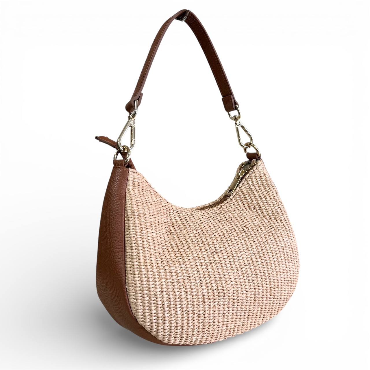 Raffia schoudertas met leren details &ndash; Made in Italy
Stijlvol, praktisch en helemaal in de sfeer van het seizoen: deze raffia schoudertas met leren afwerking, handgemaakt in Itali&euml;, is een veelzijdige tas voor iedere gelegenheid. De combinatie van natuurlijk raffia en verfijnde leren details geeft de tas een elegante, mediterrane uitstraling.
De tas is compact van formaat, maar biedt verrassend veel ruimte voor je dagelijkse essentials. Het hoofdcompartiment sluit met een rits en is voorzien van een extra ritsvak, zodat je kleine spullen veilig en overzichtelijk kunt opbergen.

Draag de tas comfortabel kort over de schouder voor een klassieke look. Dankzij de lange, afneembare en verstelbare schouderriem kun je de tas ook crossbody dragen. Zo pas je de draagwijze eenvoudig aan jouw outfit en gelegenheid aan.

Productdetails:

Raffia schoudertas met leren afwerking
Made in Italy
Kort te dragen over de schouder
Inclusief lange, afneembare en verstelbare schouderriem
Hoofdvak met ritssluiting
Extra ritsvak aan de binnenzijde
Compact en praktisch formaat
Afmetingen: 16 cm hoog x 25 cm breed x 8 cm diep
Deze Italiaanse raffia tas is een perfecte combinatie van natuurlijke materialen, vrouwelijke uitstraling en praktisch draagcomfort. Een stijlvolle schoudertas voor dames die zowel bij een casual outfit als bij een zomerse, elegante look past.