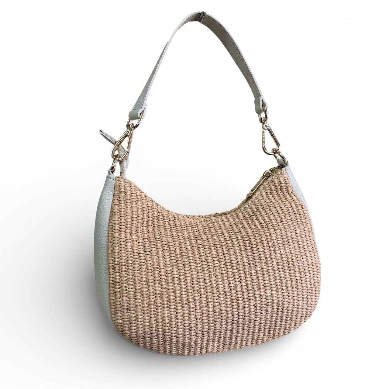 Raffia schoudertas met leren details &ndash; Made in Italy
Stijlvol, praktisch en helemaal in de sfeer van het seizoen: deze raffia schoudertas met leren afwerking, handgemaakt in Itali&euml;, is een veelzijdige tas voor iedere gelegenheid. De combinatie van natuurlijk raffia en verfijnde leren details geeft de tas een elegante, mediterrane uitstraling.
De tas is compact van formaat, maar biedt verrassend veel ruimte voor je dagelijkse essentials. Het hoofdcompartiment sluit met een rits en is voorzien van een extra ritsvak, zodat je kleine spullen veilig en overzichtelijk kunt opbergen.

Draag de tas comfortabel kort over de schouder voor een klassieke look. Dankzij de lange, afneembare en verstelbare schouderriem kun je de tas ook crossbody dragen. Zo pas je de draagwijze eenvoudig aan jouw outfit en gelegenheid aan.

Productdetails:

Raffia schoudertas met leren afwerking
Made in Italy
Kort te dragen over de schouder
Inclusief lange, afneembare en verstelbare schouderriem
Hoofdvak met ritssluiting
Extra ritsvak aan de binnenzijde
Compact en praktisch formaat
Afmetingen: 16 cm hoog x 25 cm breed x 8 cm diep
Deze Italiaanse raffia tas is een perfecte combinatie van natuurlijke materialen, vrouwelijke uitstraling en praktisch draagcomfort. Een stijlvolle schoudertas voor dames die zowel bij een casual outfit als bij een zomerse, elegante look past.