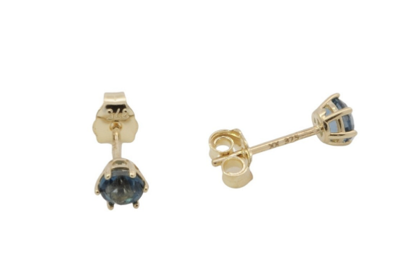 Die Ohrstecker aus Gold 375, Modellnummer 715204019, in undefined sind mit zwei London Blue Topasen verziert. Diese eleganten Schmuckst&uuml;cke geh&ouml;ren zur Kategorie JEWEL und zum Typ STUD_EARRINGS, unter dem Subtyp YELLOW_GOLDEN. Die beste Art, sie zu tragen, ist zu formellen Anl&auml;ssen oder um Ihrem Alltagslook einen Hauch von Eleganz zu verleihen.