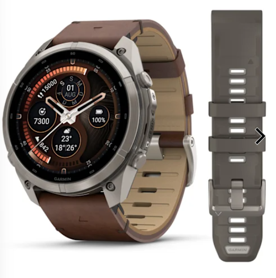 Der Fenix 9 PRO 51mm Titan mit Modellnummer 010-04337-41 ist eine hochwertige Smartwatch, die mit einem Leder- und Silikonband geliefert wird. Diese Uhr bietet zahlreiche Funktionen wie GPS, Herzfrequenzmessung und mehr. Sie kann sowohl beim Sport als auch im Alltag getragen werden. Der beste Tragekomfort wird durch unmittelbaren Hautkontakt am Handgelenk erzielt.
