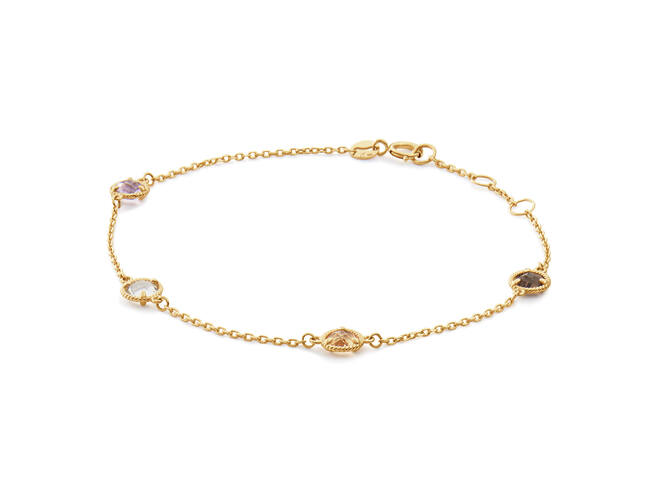 Dit armbandje, modelnummer JKB26.690, straalt elegantie uit met zijn 14K gouden samenstelling en kleurrijke steentjes. Het is verstelbaar van 16 tot 18 cm en valt binnen de categorie JEWEL_TYPE als BRACELET. Het beste te dragen als een subtiele blikvanger om de pols voor elke gelegenheid, dankzij zijn verfijnde en veelzijdige ontwerp.
