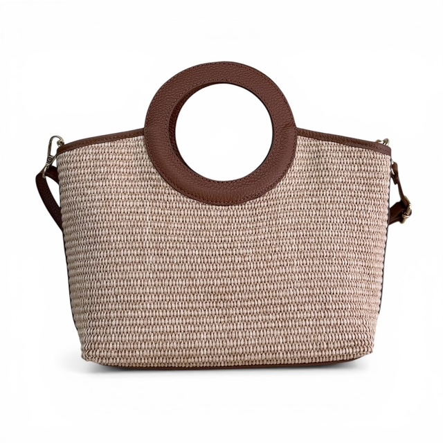 Raffia handtas met leren schouderriem
Deze stijlvolle raffia handtas combineert een natuurlijke uitstraling met elegante details. De tas is uitgevoerd in raffia en afgewerkt met een lederen, afneembare en verstelbare schouderriem, waardoor je haar zowel in de hand als comfortabel over de schouder kunt dragen.
De tas heeft een praktische toprits waarmee het hoofdvak veilig wordt afgesloten. Dankzij het ruime hoofdvak biedt deze compacte handtas voldoende plaats voor je dagelijkse essentials. De goudkleurige fournituren geven de tas een verfijnde en luxe uitstraling.

Voor extra stabiliteit en bescherming van de onderzijde is de tas voorzien van beschermende pootjes.

Productdetails:

Raffia handtas voor dames
Afgewerkt met leer
Afneembare en verstelbare lederen schouderriem
Te dragen als handtas of schoudertas
Toprits
Hoofdvak met ritssluiting
Goudkleurige fournituren
Beschermende pootjes aan de onderzijde
Afmetingen: 19 cm hoog x 24 cm breed x 10 cm diep
Een veelzijdige raffia tas voor dames die perfect past bij een zomerse, casual of elegante outfit. De combinatie van raffia, leer en goudkleurige details maakt deze handtas een stijlvolle accessoire voor dagelijks gebruik en voor bijzondere gelegenheden.