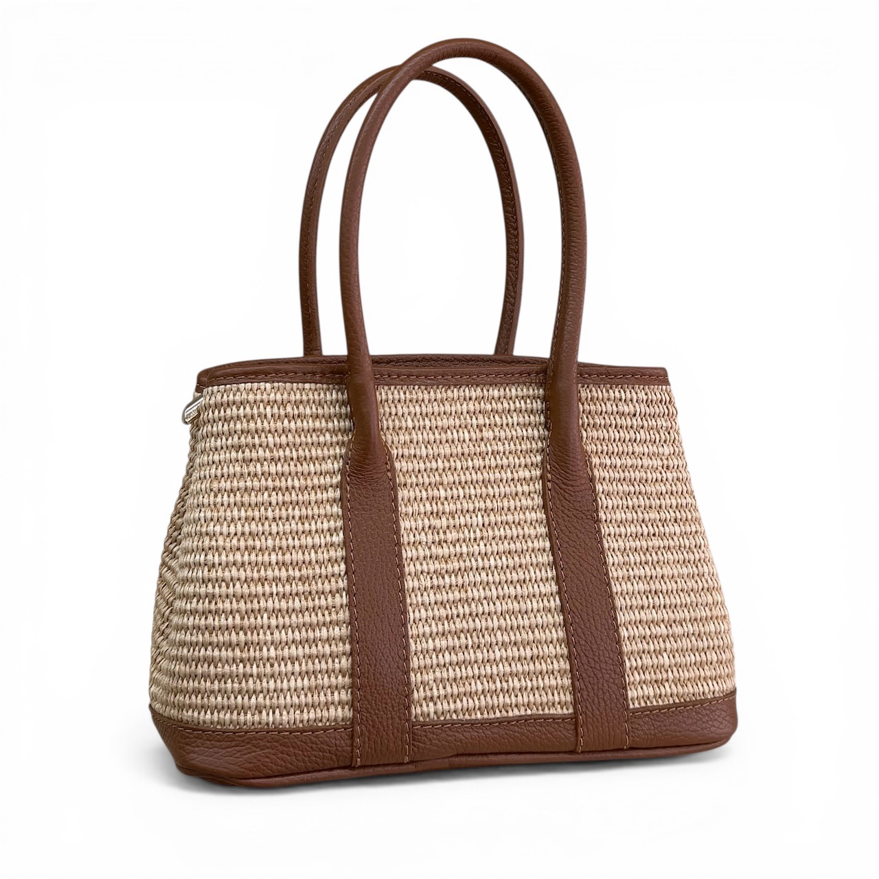 Handtas met dubbele handgreep en afneembare schouderriem
Deze elegante handtas voor dames combineert een praktisch formaat met een stijlvolle en veelzijdige uitstraling. De tas is voorzien van een dubbele handgreep, waardoor je haar comfortabel in de hand of aan de arm kunt dragen.
Het ruime hoofdvak met ritssluiting biedt voldoende plek voor je dagelijkse essentials. Binnenin zorgen een ritsvak en twee steekvakken voor extra overzicht en handige opbergruimte voor kleinere items.

Dankzij de lange, afneembare schouderriem kan de tas ook gemakkelijk over de schouder of crossbody worden gedragen. De leren onderkant geeft de tas een luxe uitstraling en zorgt bovendien voor extra stevigheid en bescherming.

Productdetails:

Elegante handtas voor dames
Dubbele handgreep
Hoofdvak met ritssluiting
Intern ritsvak
Twee praktische steekvakken
Lange, afneembare schouderriem
Leren onderkant
Geschikt om in de hand, over de schouder of crossbody te dragen
Afmetingen: 18 cm hoog x 25 cm breed x 12 cm diep
Een veelzijdige dames handtas die praktisch gebruiksgemak combineert met een elegante uitstraling. Perfect voor dagelijks gebruik en eenvoudig te combineren met verschillende outfits.