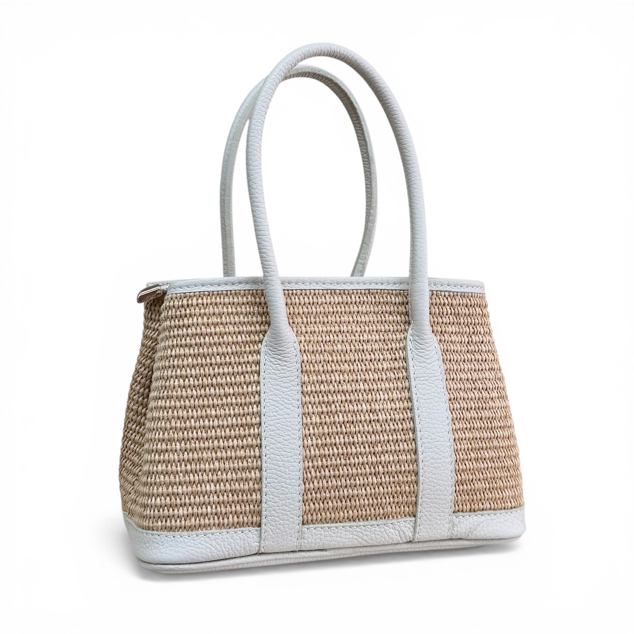 Handtas met dubbele handgreep en afneembare schouderriem
Deze elegante handtas voor dames combineert een praktisch formaat met een stijlvolle en veelzijdige uitstraling. De tas is voorzien van een dubbele handgreep, waardoor je haar comfortabel in de hand of aan de arm kunt dragen.
Het ruime hoofdvak met ritssluiting biedt voldoende plek voor je dagelijkse essentials. Binnenin zorgen een ritsvak en twee steekvakken voor extra overzicht en handige opbergruimte voor kleinere items.

Dankzij de lange, afneembare schouderriem kan de tas ook gemakkelijk over de schouder of crossbody worden gedragen. De leren onderkant geeft de tas een luxe uitstraling en zorgt bovendien voor extra stevigheid en bescherming.

Productdetails:

Elegante handtas voor dames
Dubbele handgreep
Hoofdvak met ritssluiting
Intern ritsvak
Twee praktische steekvakken
Lange, afneembare schouderriem
Leren onderkant
Geschikt om in de hand, over de schouder of crossbody te dragen
Afmetingen: 18 cm hoog x 25 cm breed x 12 cm diep
Een veelzijdige dames handtas die praktisch gebruiksgemak combineert met een elegante uitstraling. Perfect voor dagelijks gebruik en eenvoudig te combineren met verschillende outfits.