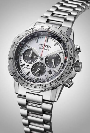 Promaster Sky Navihawk pilotenhorloge. Zilverkleurige wijzerplaat. Chronograaf. Stopwatch tot 60 minuten .Voorzien van schuifregelring (liniaal). Ontspiegeld saffierglas.