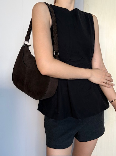 Su&egrave;de schoudertas met gevlochten schouderriem
Deze stijlvolle su&egrave;de tas combineert een zachte, luxe uitstraling met een praktisch en veelzijdig ontwerp. De tas is voorzien van een gevlochten korte schouderriem, waarmee je de tas elegant over de schouder kunt dragen.
Voor extra draagcomfort wordt de tas geleverd met een lange, afneembare en verstelbare schouderriem. Hierdoor kun je de tas zowel kort over de schouder als langer of crossbody dragen.

Aan de voorzijde bevindt zich een praktisch voorvak, ideaal om kleine spullen snel bij de hand te hebben. De tas sluit aan de bovenzijde met een ritssluiting. Binnenin vind je &eacute;&eacute;n ruim hoofdvak, een binnenvak met rits en twee steekvakken, zodat je je dagelijkse essentials overzichtelijk kunt opbergen.

Productdetails:

Su&egrave;de tas voor dames
Voorvak aan de voorzijde
Gevlochten korte schouderriem
Lange, afneembare en verstelbare schouderriem
Te dragen over de schouder of crossbody
Toprits
E&eacute;n ruim hoofdvak
Binnenvak met ritssluiting
Twee steekvakken
Afmetingen: 22 cm hoog x 29 cm breed x 9 cm diep
Een elegante su&egrave;de schoudertas die stijl en functionaliteit perfect combineert. Dankzij de verschillende draagmogelijkheden is deze tas geschikt voor zowel dagelijks gebruik als een avondje uit.