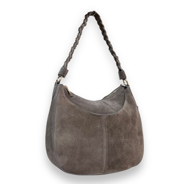 Su&egrave;de schoudertas met gevlochten schouderriem
Deze stijlvolle su&egrave;de tas combineert een zachte, luxe uitstraling met een praktisch en veelzijdig ontwerp. De tas is voorzien van een gevlochten korte schouderriem, waarmee je de tas elegant over de schouder kunt dragen.
Voor extra draagcomfort wordt de tas geleverd met een lange, afneembare en verstelbare schouderriem. Hierdoor kun je de tas zowel kort over de schouder als langer of crossbody dragen.

Aan de voorzijde bevindt zich een praktisch voorvak, ideaal om kleine spullen snel bij de hand te hebben. De tas sluit aan de bovenzijde met een ritssluiting. Binnenin vind je &eacute;&eacute;n ruim hoofdvak, een binnenvak met rits en twee steekvakken, zodat je je dagelijkse essentials overzichtelijk kunt opbergen.

Productdetails:

Su&egrave;de tas voor dames
Voorvak aan de voorzijde
Gevlochten korte schouderriem
Lange, afneembare en verstelbare schouderriem
Te dragen over de schouder of crossbody
Toprits
E&eacute;n ruim hoofdvak
Binnenvak met ritssluiting
Twee steekvakken
Afmetingen: 22 cm hoog x 29 cm breed x 9 cm diep
Een elegante su&egrave;de schoudertas die stijl en functionaliteit perfect combineert. Dankzij de verschillende draagmogelijkheden is deze tas geschikt voor zowel dagelijks gebruik als een avondje uit.