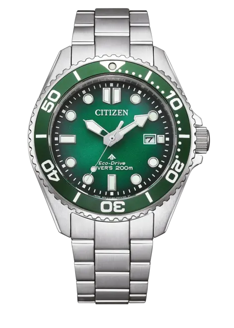 Duikhorloges zijn oorspronkelijk zogenaamde toolwatches. Vooral als ze voldoen aan de ISO-norm - zoals het nieuwe Citizen-model BN0269-50W uit de Promaster Eco-Drive CITIZEN 200M-reeks. 

Met hun waterdichtheid tot 20 bar, unidirectionele draaibare lunette voor weergave van de duiktijd, uitstekende afleesbaarheid onder water en andere ISO-relevante kenmerken, zijn de horloges bedoeld als betrouwbaar hulpmiddel voor duikers. 

Dit nieuwe model Eco-Drive Diver 200M past echter dankzij het meer "urban" design ook goed bij een zakelijk overhemd - in plaats van alleen bij een duikpak.