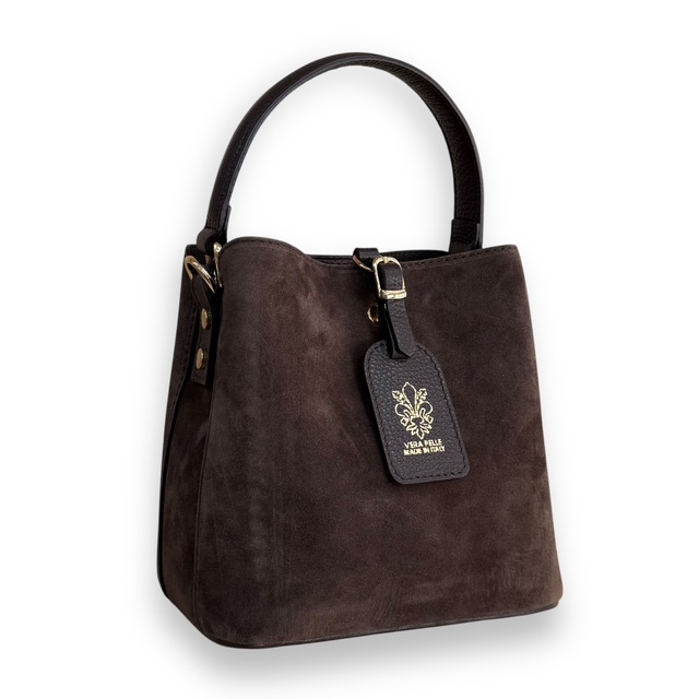 Handtas met afneembare schouderriem en magneetsluiting
Deze stijlvolle handtas voor dames combineert een compact formaat met een praktische indeling en veelzijdige draagmogelijkheden. De tas is voorzien van een lange, afneembare schouderriem, waardoor je haar naast in de hand ook comfortabel over de schouder kunt dragen.
De tas sluit aan de bovenzijde met een hoofdrits. Aan de achterzijde bevindt zich een praktisch ritsvak, ideaal voor het veilig opbergen van kleinere spullen. Aan de voorzijde is een steekvak met een subtiele, blinde magneetsluiting verwerkt. Hierdoor houd je belangrijke items gemakkelijk binnen handbereik.

De dopjes aan de onderzijde zorgen ervoor dat de tas stabiel staat en beschermen de onderkant tegen direct contact met de ondergrond.

Productdetails:

Handtas voor dames
Lange, afneembare schouderriem
Hoofdrits
Ritsvak aan de achterzijde
Steekvak aan de voorzijde met blinde magneetsluiting
Beschermende dopjes aan de onderzijde
Compact en praktisch formaat
Afmetingen: 19 cm hoog x 19 cm breed x 12,5 cm diep
Een veelzijdige dames handtas met een elegante uitstraling en praktische details. Dankzij de afneembare schouderriem draag je de tas gemakkelijk in de hand of over de schouder &mdash; ideaal voor dagelijks gebruik.