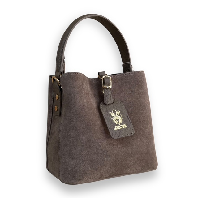 Handtas met afneembare schouderriem en magneetsluiting
Deze stijlvolle handtas voor dames combineert een compact formaat met een praktische indeling en veelzijdige draagmogelijkheden. De tas is voorzien van een lange, afneembare schouderriem, waardoor je haar naast in de hand ook comfortabel over de schouder kunt dragen.
De tas sluit aan de bovenzijde met een hoofdrits. Aan de achterzijde bevindt zich een praktisch ritsvak, ideaal voor het veilig opbergen van kleinere spullen. Aan de voorzijde is een steekvak met een subtiele, blinde magneetsluiting verwerkt. Hierdoor houd je belangrijke items gemakkelijk binnen handbereik.

De dopjes aan de onderzijde zorgen ervoor dat de tas stabiel staat en beschermen de onderkant tegen direct contact met de ondergrond.

Productdetails:

Handtas voor dames
Lange, afneembare schouderriem
Hoofdrits
Ritsvak aan de achterzijde
Steekvak aan de voorzijde met blinde magneetsluiting
Beschermende dopjes aan de onderzijde
Compact en praktisch formaat
Afmetingen: 19 cm hoog x 19 cm breed x 12,5 cm diep
Een veelzijdige dames handtas met een elegante uitstraling en praktische details. Dankzij de afneembare schouderriem draag je de tas gemakkelijk in de hand of over de schouder &mdash; ideaal voor dagelijks gebruik.